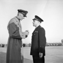 F087 2/12/1944 à Bron, le Major General Robert M. Webster du 42nd Bomb Wing décore le Général Piollet