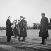 F091 Le Ministre de l'Air du gouvernement Charles de Gaulle Charles Tillon décore les fanions des groupes Maroc, Bretagne, Gascognes, 02/12/1944 à Bron. MARAUDERS...