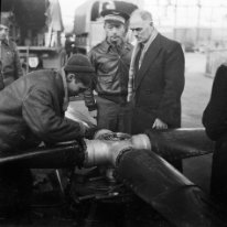 F107 02/12/1944 à Bron. Le Ministre de l'Air du gouvernement Charles de Gaulle Charles Tillon avec le Commandant de Maricourt.