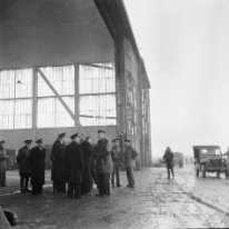 F110 02/12/1944 à Bron. Le Ministre de l'Air du gouvernement Charles de Gaulle Charles Tillon et le Général Bouscat.