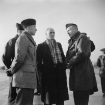 F118 02/12/1944 à Bron, Charles Tillon, le lieutenant Colonel Gelée et le Général Bouscat.