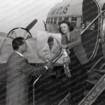 Arrivé de Piaf à Radio Maroc en 1949, Casablanca. Arrivé de Piaf à Radio Maroc en 1949, Casablanca.