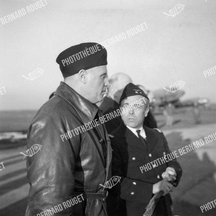 F080 2/12/1944 à Bron, le Général Bouscat hef d'état-major général de l'Armée de l'Air et le Général Paul Gérardot.