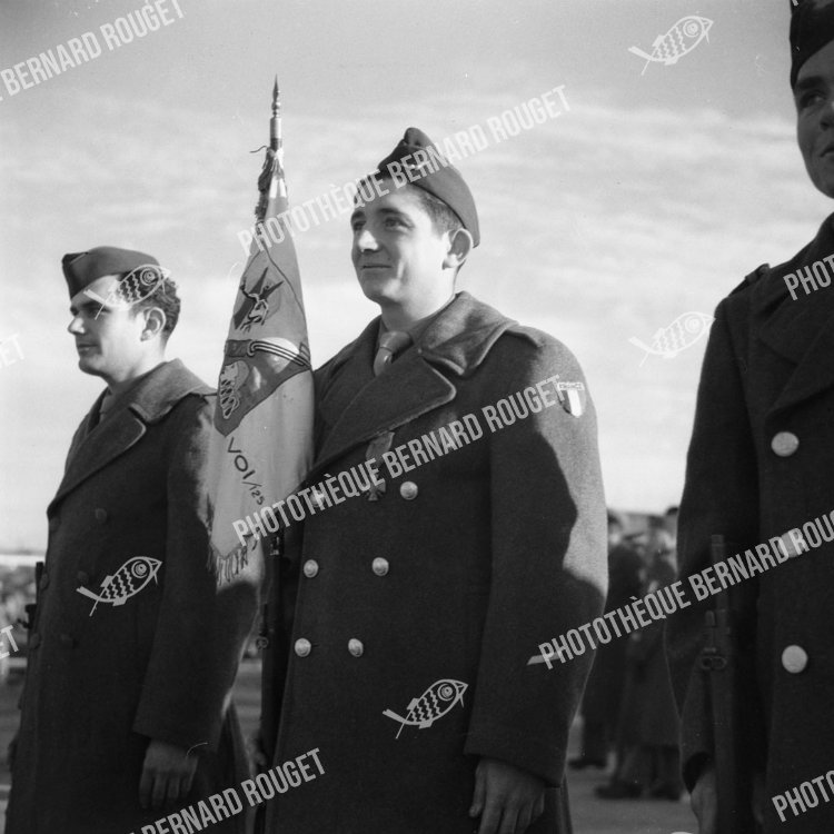 F085 2/12/1944 à BRON, Le fanion du 1/22 Groupe Maroc