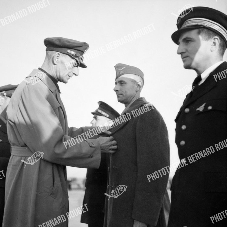 F088 2/12/1944 à Bron, le Major General Robert M. Webster du 42nd Bomb Wing décore le Colonel Gelée, et en premier paln le Commandant de Bernardy