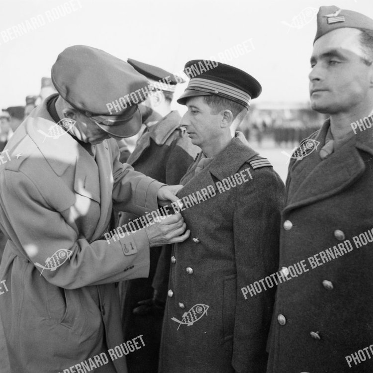 F089 2/12/1944 à Bron, le Major General Robert M. Webster du 42nd Bomb Wing décore le Capitaine d'Erceville.