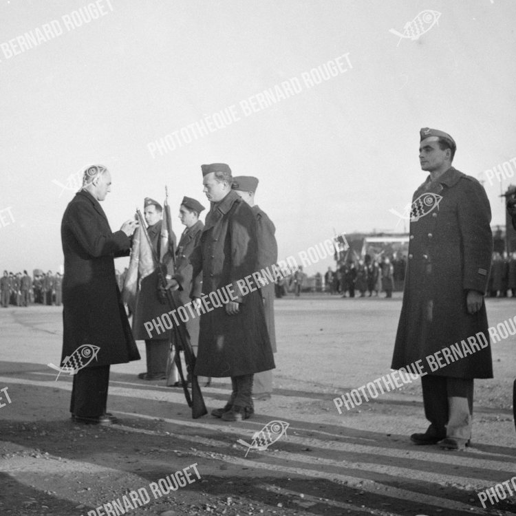 F091 Le Ministre de l'Air du gouvernement Charles de Gaulle Charles Tillon décore les fanions des groupes Maroc, Bretagne, Gascognes, 02/12/1944 à Bron. MARAUDERS B26 FRANÇAIS.