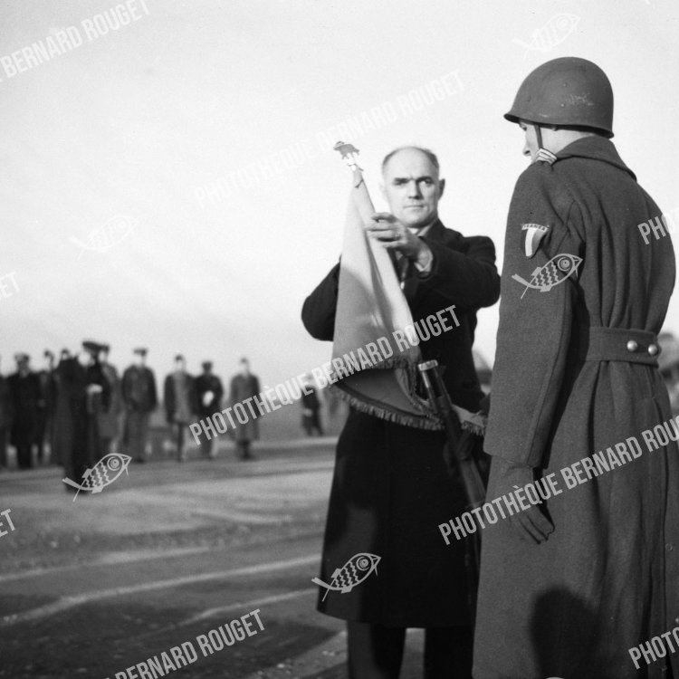 F092 Le Ministre de l'Air du gouvernement Charles de Gaulle Charles Tillon décore les fanions des groupes Maroc, Bretagne, Gascognes, 02/12/1944 à Bron. MARAUDERS B26 FRANÇAIS.
