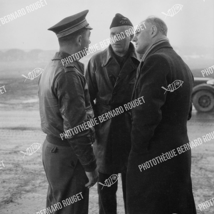 F099 02/12/1944 à Bron. Le Ministre de l'Air du gouvernement Charles de Gaulle Charles Tillon avec le Général Bouscat et de dos le Commandant de Maricourt.