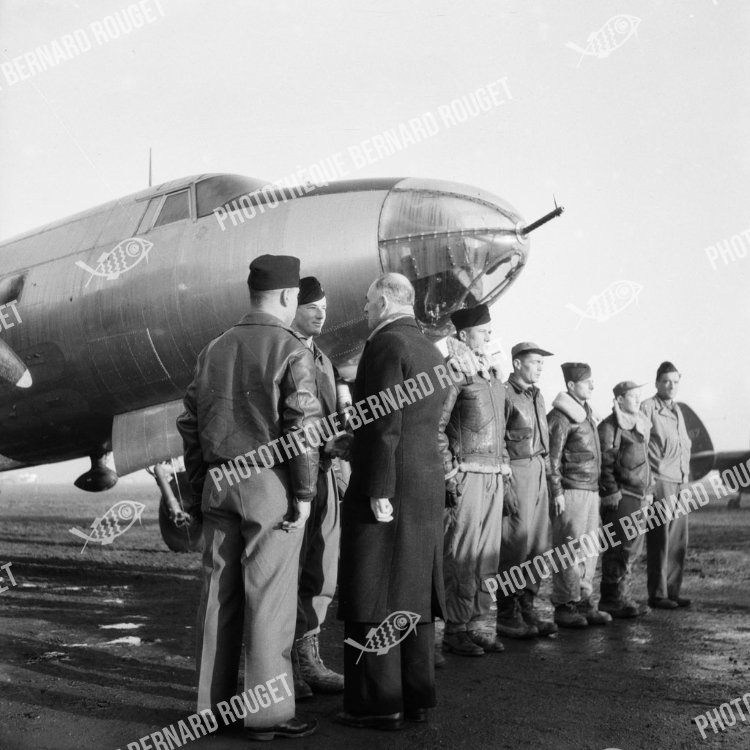 F102 02/12/1944 à Bron, le Ministre de l'Air du gouvernement de Charles de Gaulle, Charles Tillon. LES MARAUDERS B26 FRANÇAIS.