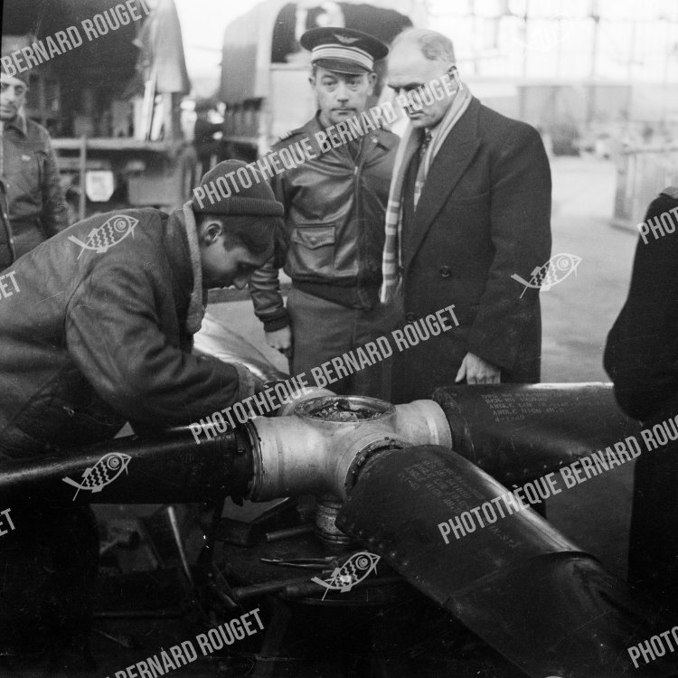 F107 02/12/1944 à Bron. Le Ministre de l'Air du gouvernement Charles de Gaulle Charles Tillon avec le Commandant de Maricourt.