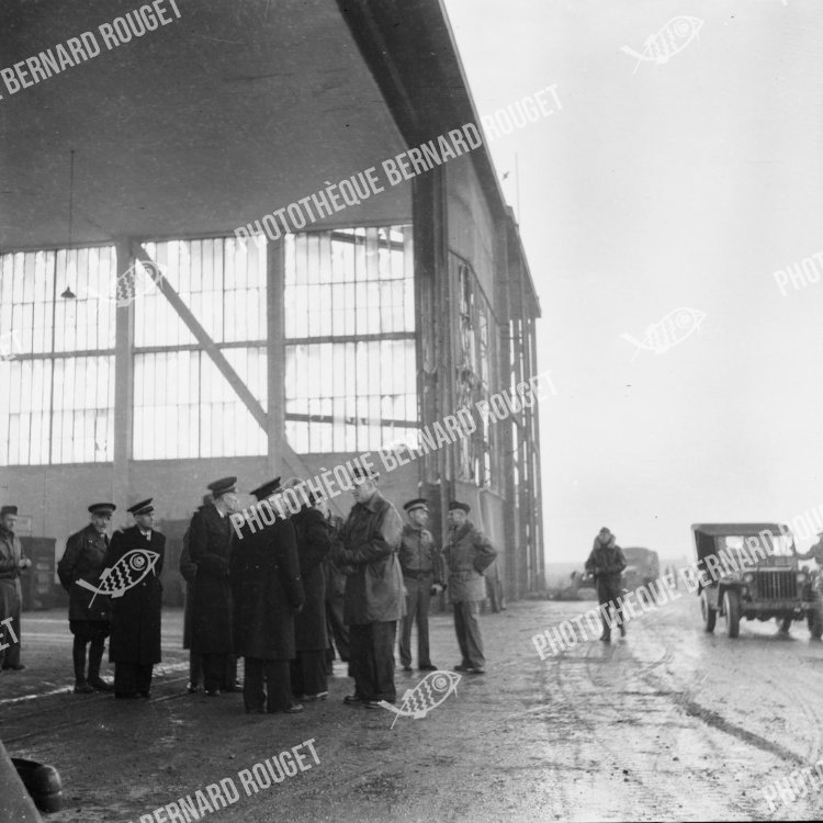 F110 02/12/1944 à Bron. Le Ministre de l'Air du gouvernement Charles de Gaulle Charles Tillon et le Général Bouscat.