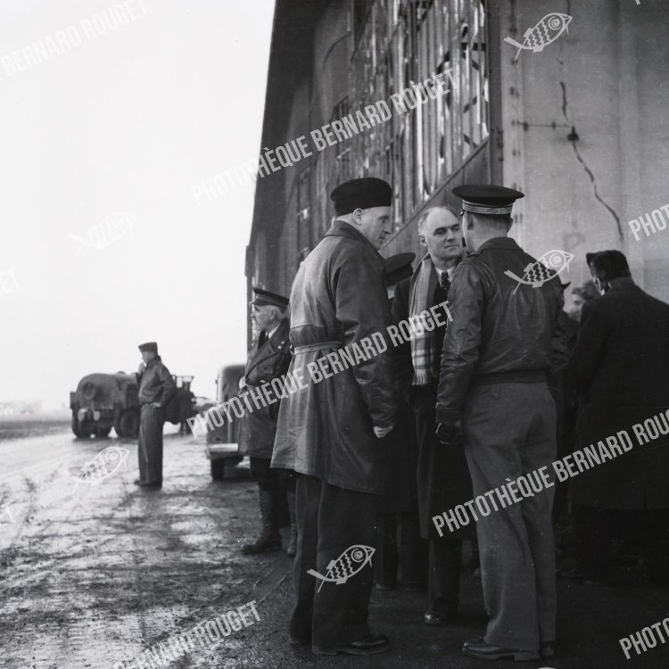 F112 02/12/1944 à Bron, Charles Tillon, et le Général Bouscat.