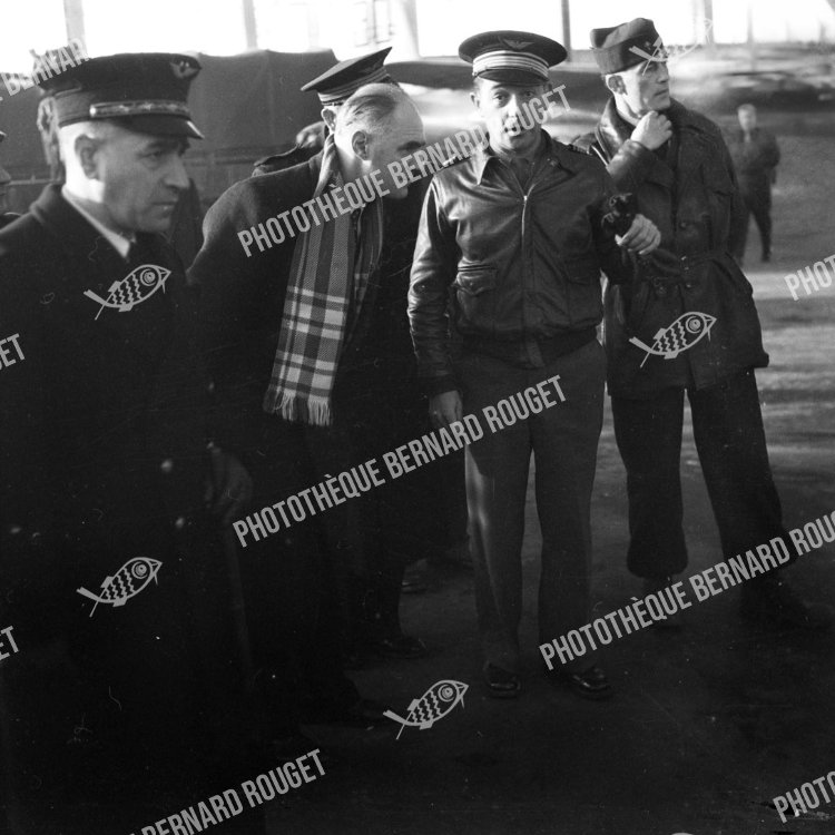 F114 02/12/1944 à Bron. Le Ministre de l'Air du gouvernement Charles de Gaulle Charles Tillon vec le Commandant de Maricourt et à droite le Commandant Meyrand.