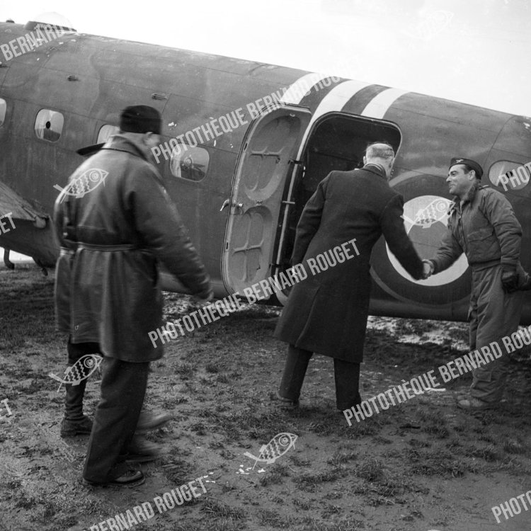 F116 02/12/1944 à Bron. Le Ministre de l'Air du gouvernement Charles de Gaulle Charles Tillon et le Général Bouscat.