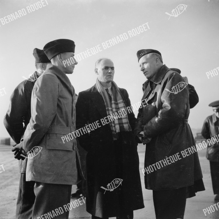 F118 02/12/1944 à Bron, Charles Tillon, le lieutenant Colonel Gelée et le Général Bouscat.