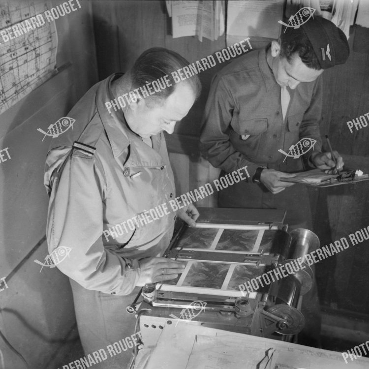 F672 C'est à l'aide d'une table lumineuse que cet Adjudant-chef s'efforce de voir où sont tombées les bombes. LES MARAUDERS B26 FRANÇAIS, BRON, 1944.