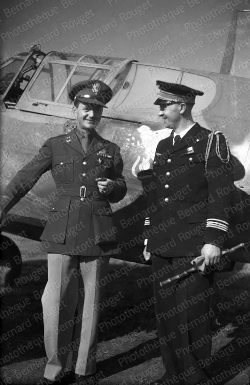 Colonel Constantin Rozanoff à droite. Remise officielle de 12 Curtiss P-40 à Casablanca en 1943