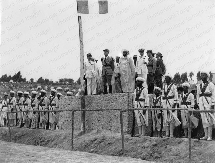 Les goumiers qui défilent devant le géneral Nogues. deux ans plus tard ils formeront un des premiers noyaux de l'Armée d'Afrique qui apportera la Tunisie aux Alliés.