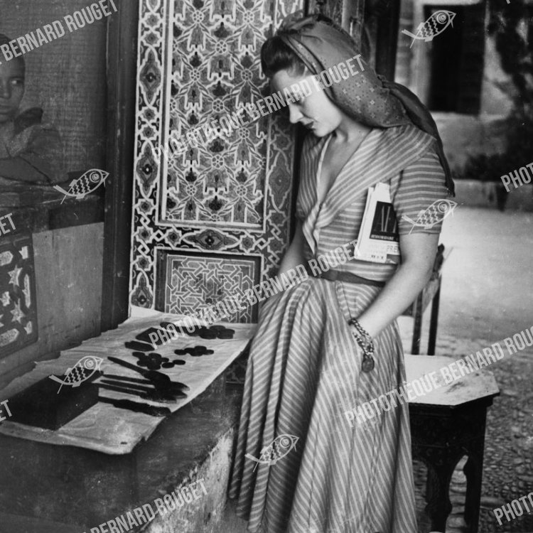 Maria Casarès, la Septième Porte, 1946, avec le journal "Afrique" de Bernard Rouget. Tournage de La Septième Porte en 1946, Maria Casares et Jean Servais. Film d'André Zwobada qui fut produit au Maroc en deux langues ; Arabe et Français et sorti 1948.