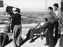 George Fanto près de la camera, Orson Welles au centre assis, et Oberdan Troiani ( les mains sur les hanches) Tournage Othello - 1950 - Safi- fonds BNF Banque d'images