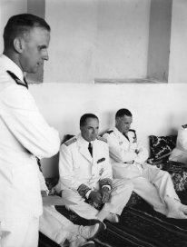 Granval - Miquel Le lendemain d'émeute Le Résident Granval et le général Miquel qui commande Meknès sont soucieux. 1955